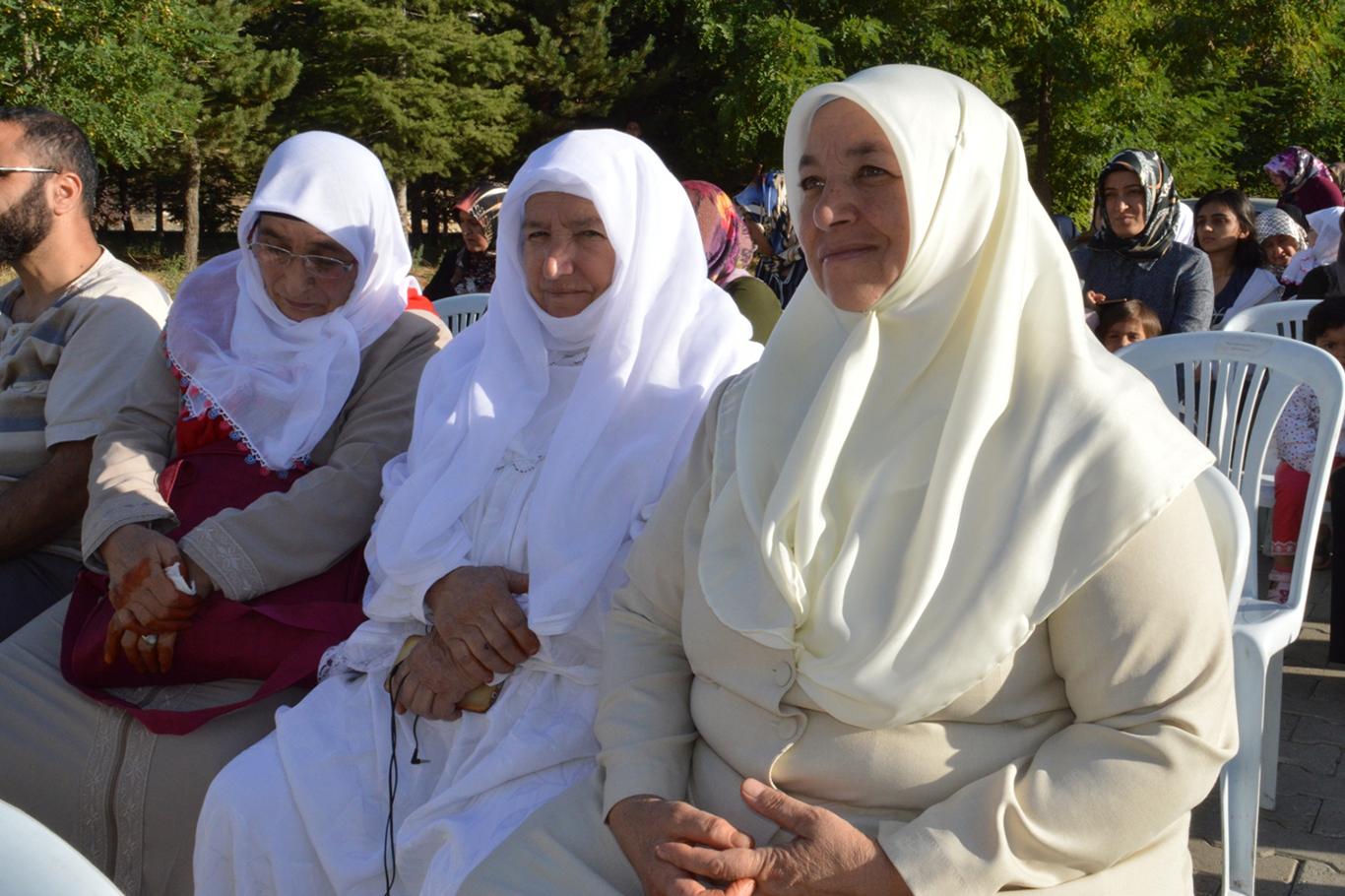 Bitlisli hacı adayları salâvatlarla uğurlandı Bitlisli hacı adayları salâvatlarla uğurlandı
